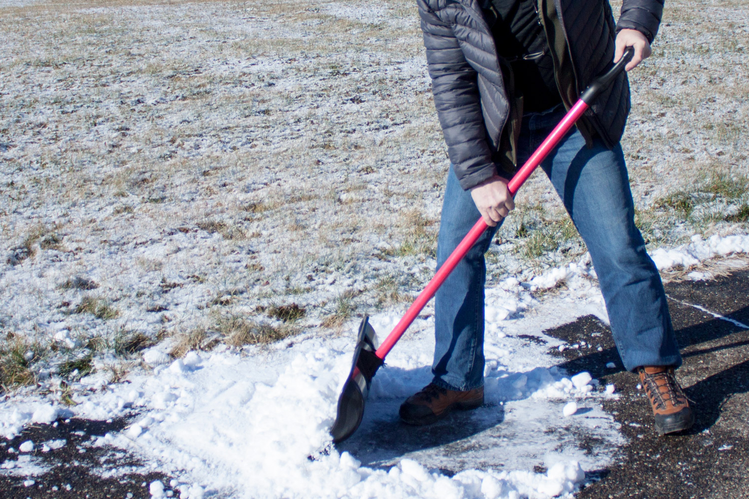 92814-action-01 22" Combination Snow Shovel / Pusher in action 01