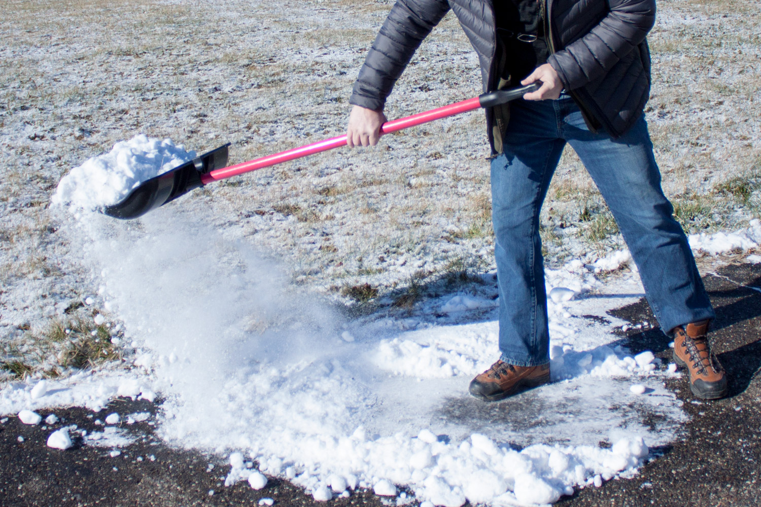 92814-action-02 22" Combination Snow Shovel / Pusher in action 02