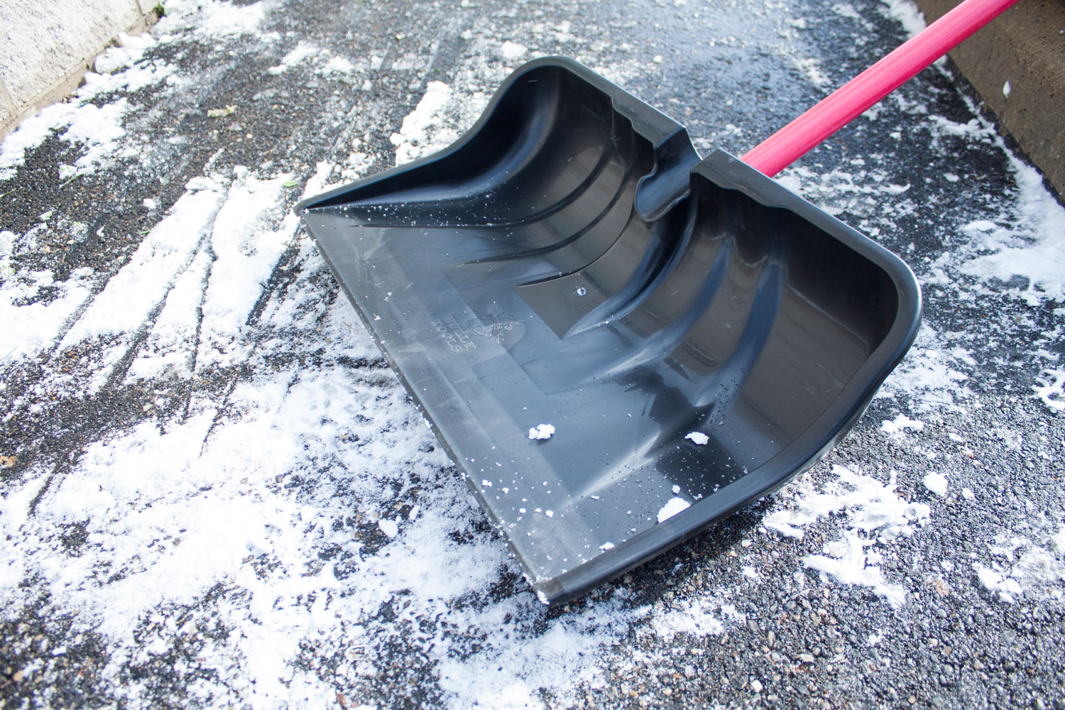 92814-pose-01 22" Combination Snow Shovel / Pusher pose 01