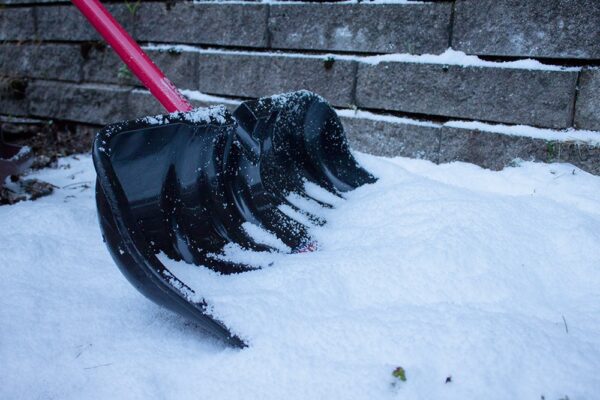 22" Combination Snow Shovel / Pusher in snow